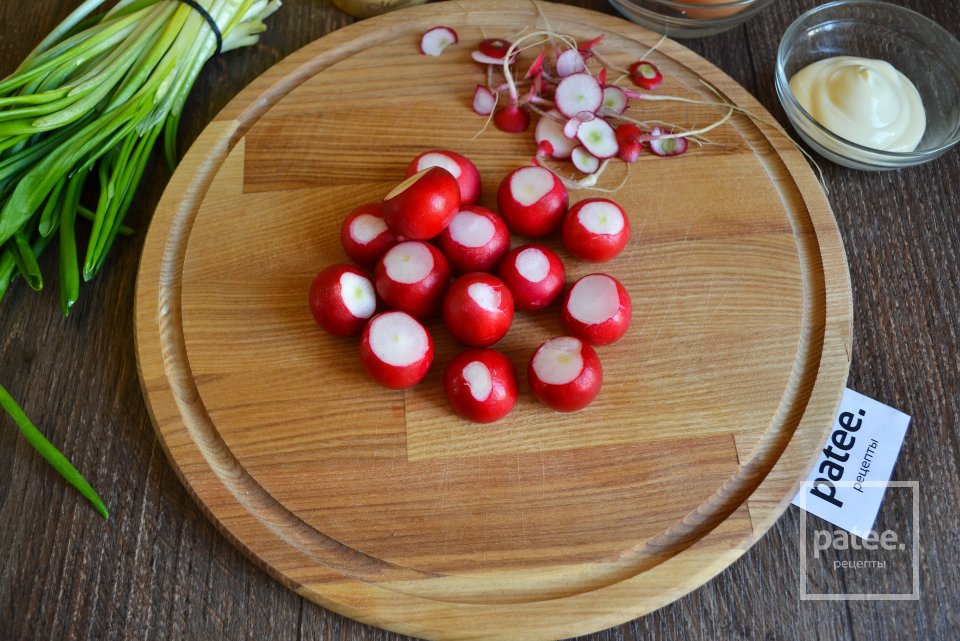 Весенний салат с черемшой и редисом - Шаг 2