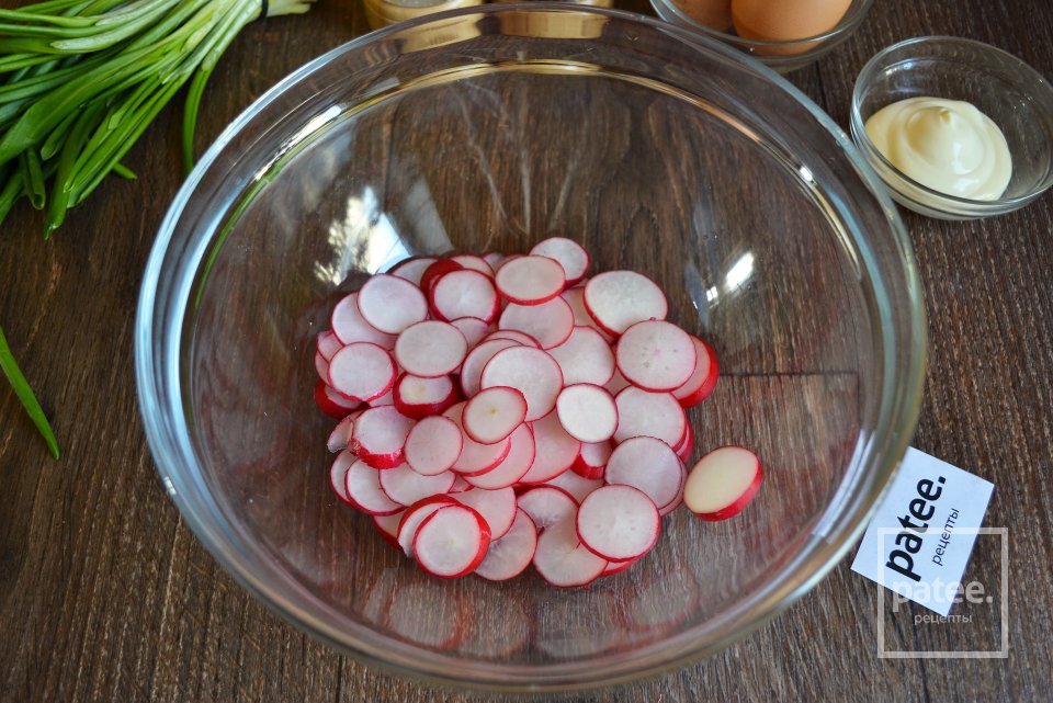 Весенний салат с черемшой и редисом - Шаг 3