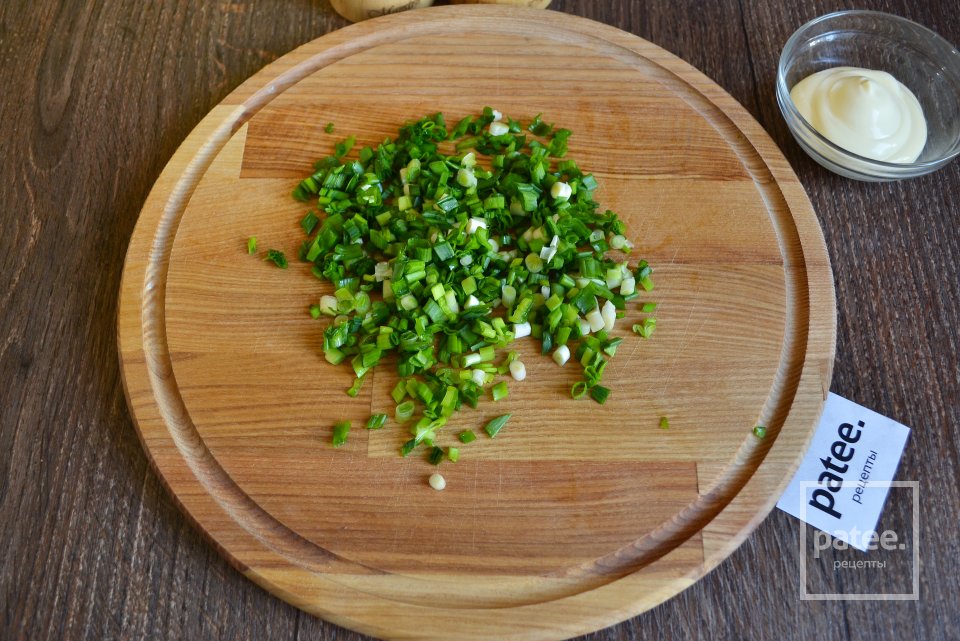 Весенний салат с черемшой и редисом - Шаг 5