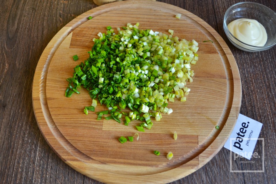 Весенний салат с черемшой и редисом - Шаг 6