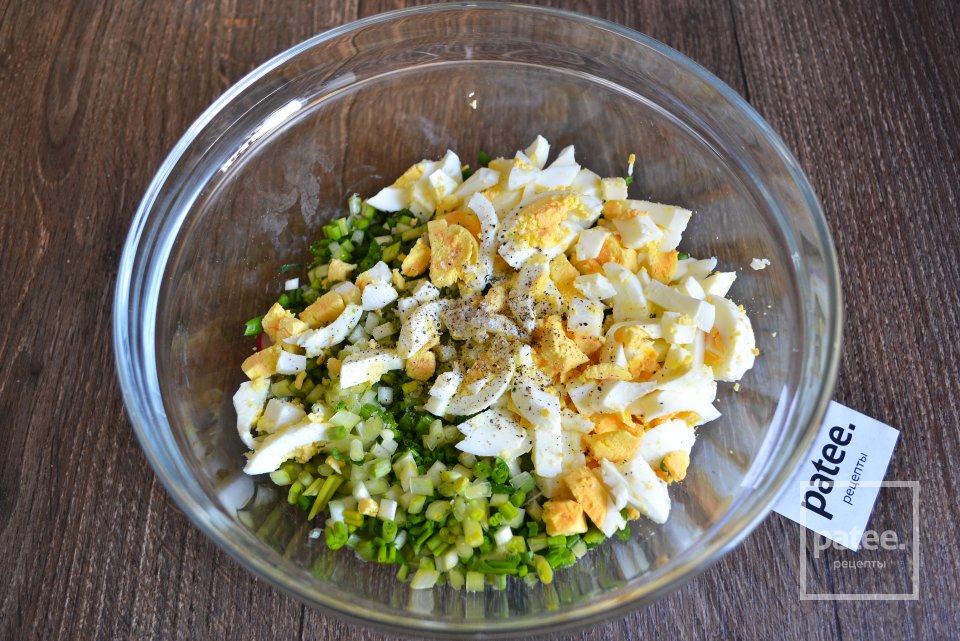 Весенний салат с черемшой и редисом - Шаг 8