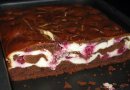 Брауни с творогом и вишней.