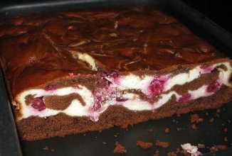 Брауни с творогом и вишней.