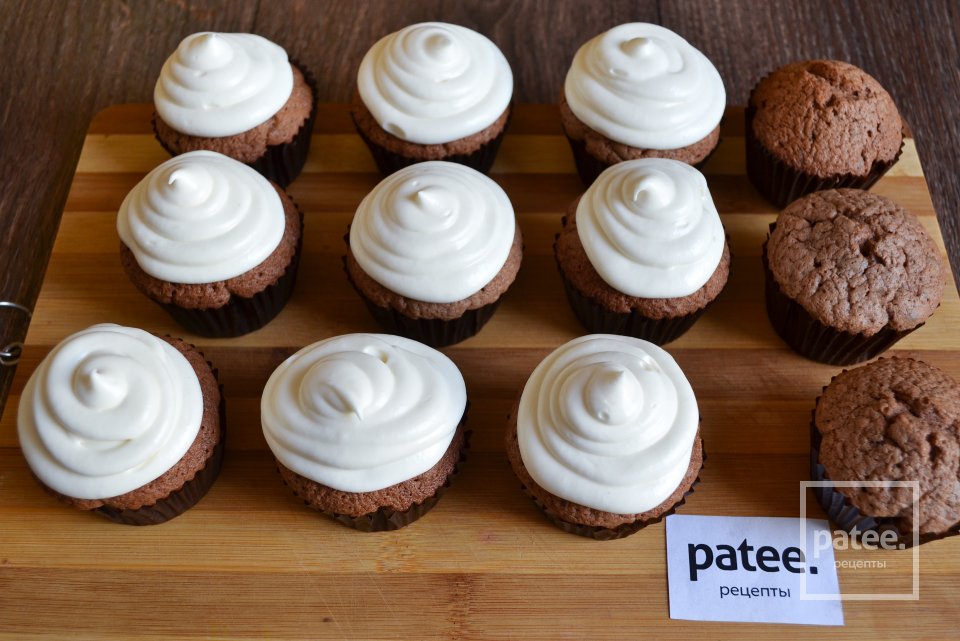 Капкейки с шоколадом и нежным кремом - Шаг 15