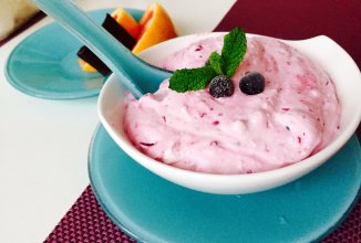 Творожный крем с ягодами .