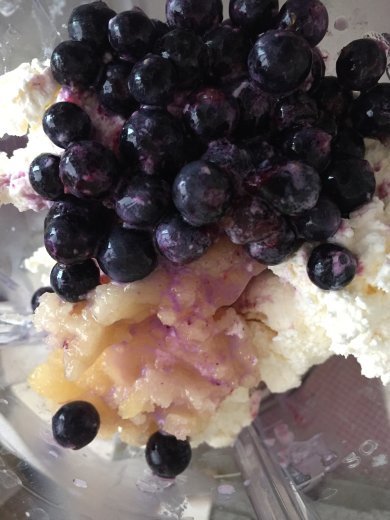 Творожный крем с ягодами . - Шаг 2