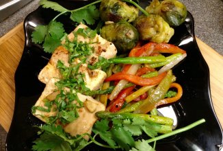 Маринованный в имбире тофу с овощами.