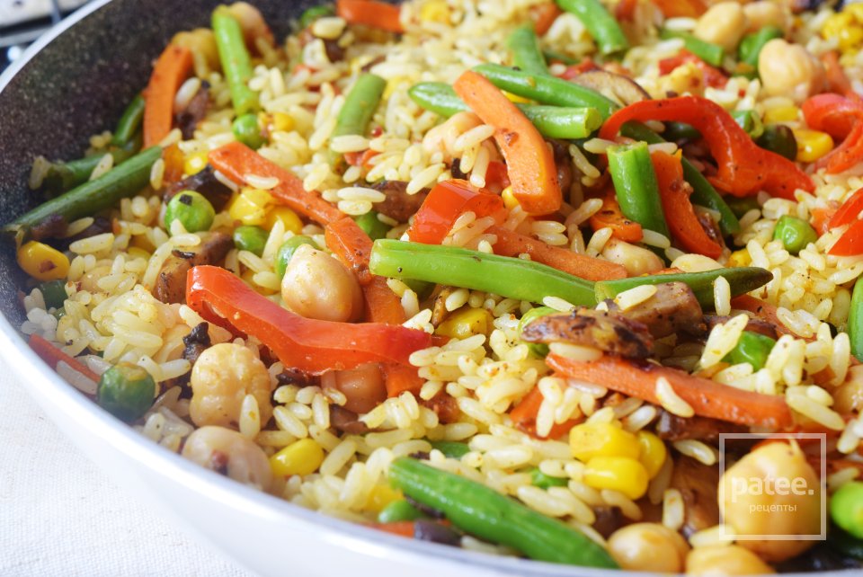 постный рис с овощами. рис на сковороде. постный рис. постный рис. постная каша.