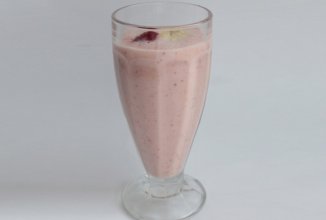 Смузи с бананом и ягодами