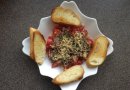Панцанелла из томатов с грецкими орехами и зелёным маслом.