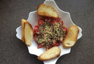 Панцанелла из томатов с грецкими орехами и зелёным маслом.