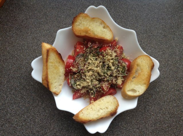 Панцанелла из томатов с грецкими орехами и зелёным маслом.