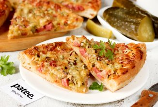 Пицца с солёными огурцами