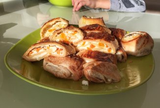 Булочки с творогом и курагой