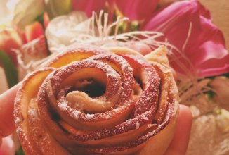 Воздушные Розы с яблоками и слоеным тестом