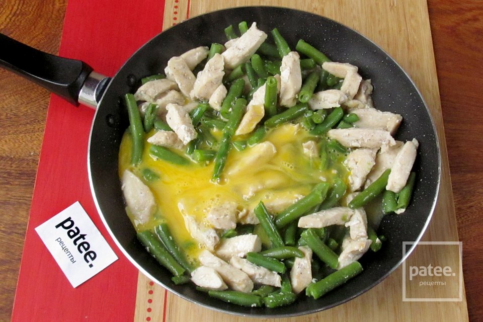 Стручковая фасоль с курицей и яйцом - Шаг 10