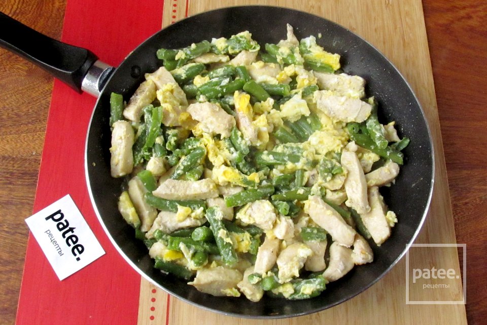 Стручковая фасоль с курицей и яйцом - Шаг 11