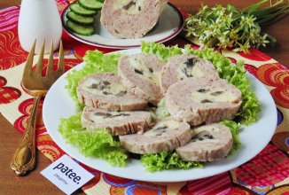 Мясной рулет с омлетом и грибами