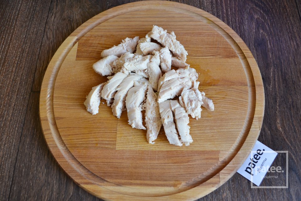 Салат с куриным филе и соусом из сметаны - Шаг 2