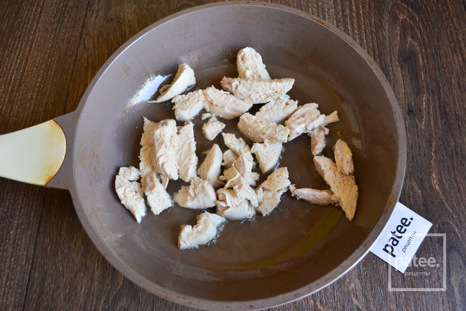 Салат с куриным филе и соусом из сметаны - Шаг 3