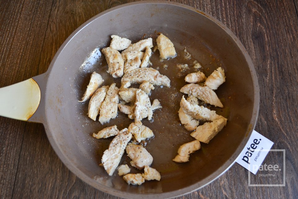 Салат с куриным филе и соусом из сметаны - Шаг 4