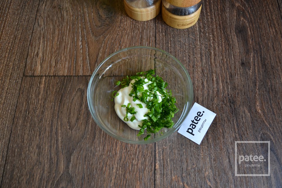 Салат с куриным филе и соусом из сметаны - Шаг 6