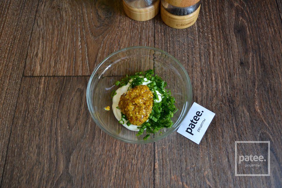 Салат с куриным филе и соусом из сметаны - Шаг 7