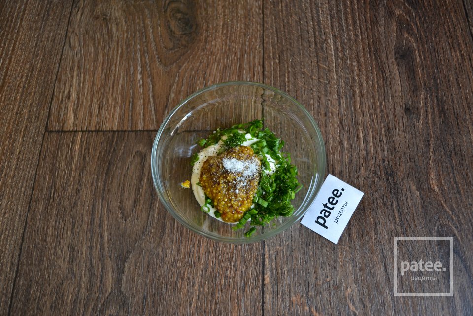 Салат с куриным филе и соусом из сметаны - Шаг 8