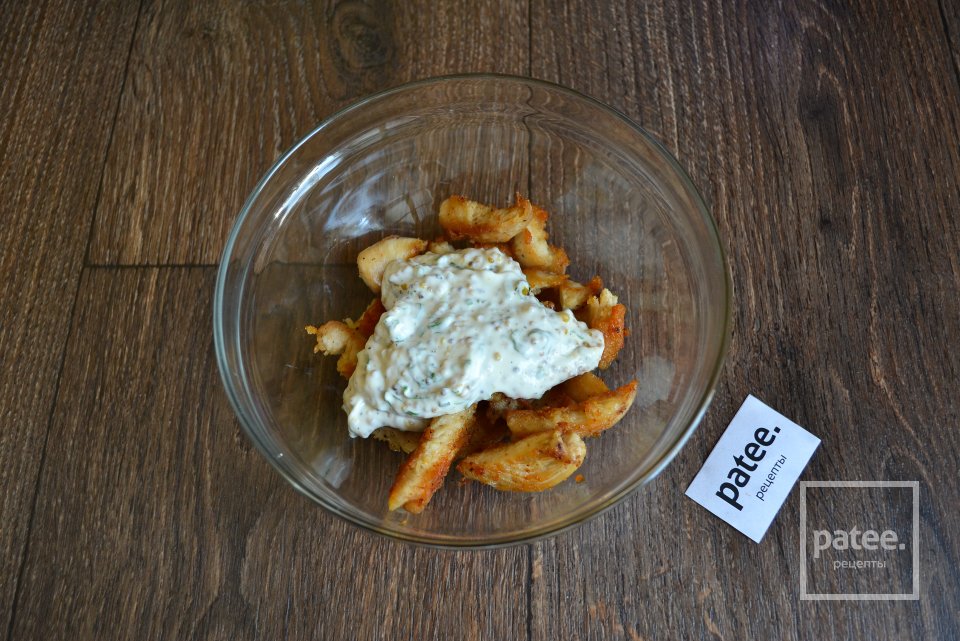 Салат с куриным филе и соусом из сметаны - Шаг 9