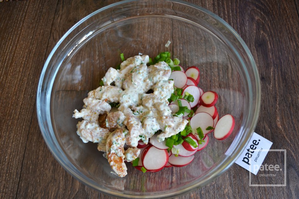 Салат с куриным филе и соусом из сметаны - Шаг 11