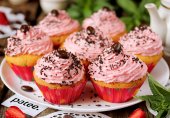 Капкейки с клубничным кремом