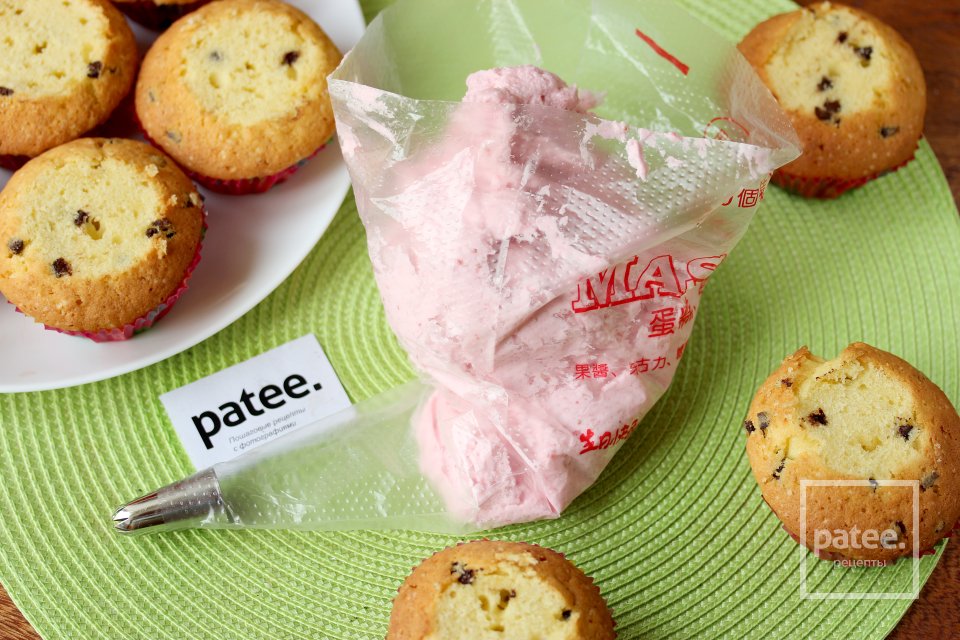 Капкейки с клубничным кремом - Шаг 18