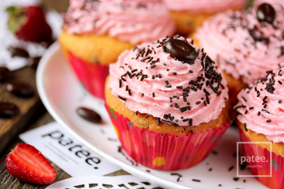 Капкейки с клубничным кремом - Шаг 21