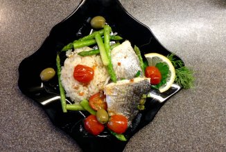 Филе дорады со спаржей и томатами черри в белом вине.