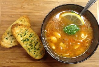 Томатный суп со сливочными бобами и песто.