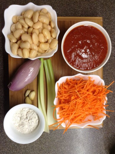 Томатный суп со сливочными бобами и песто. - Шаг 1