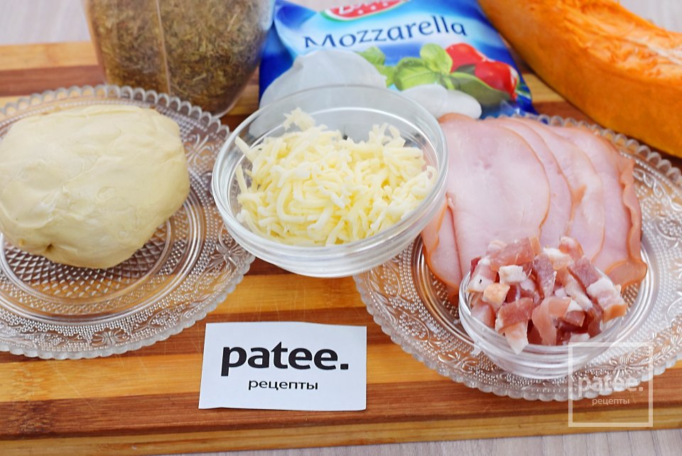 Быстрый пирог с тыквой и копченостями из слоеного теста - Шаг 1