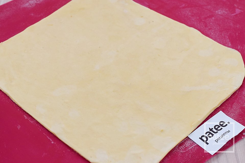 Быстрый пирог с тыквой и копченостями из слоеного теста - Шаг 2