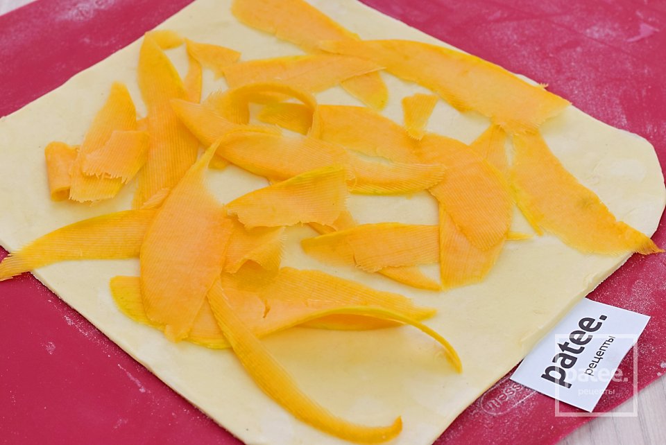 Быстрый пирог с тыквой и копченостями из слоеного теста - Шаг 4