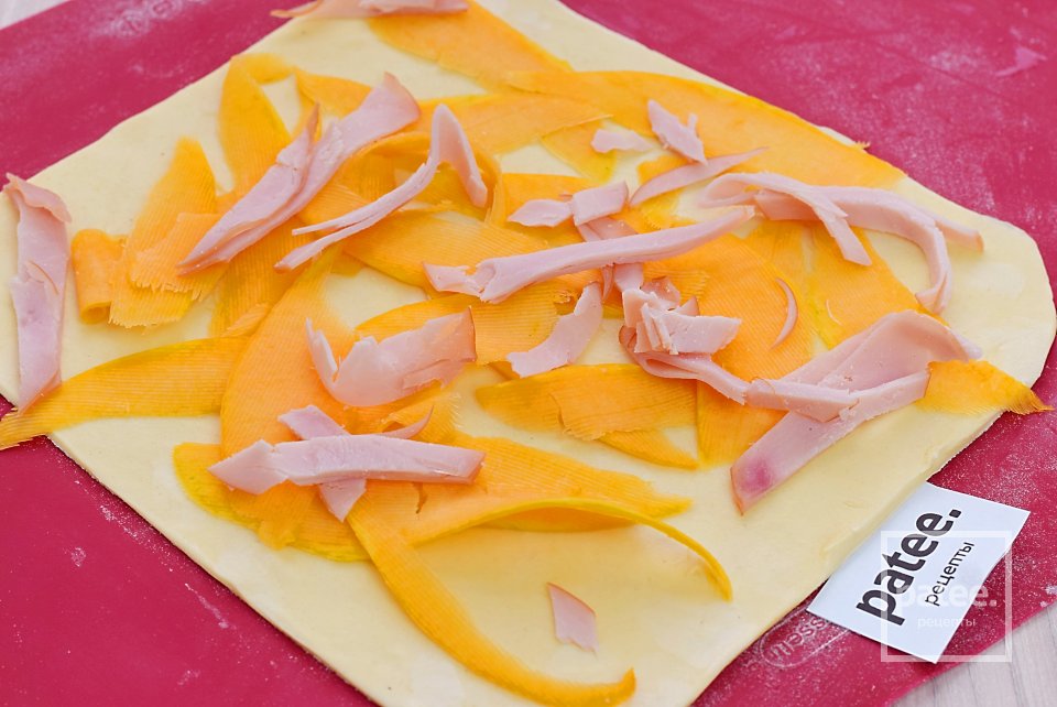 Быстрый пирог с тыквой и копченостями из слоеного теста - Шаг 6