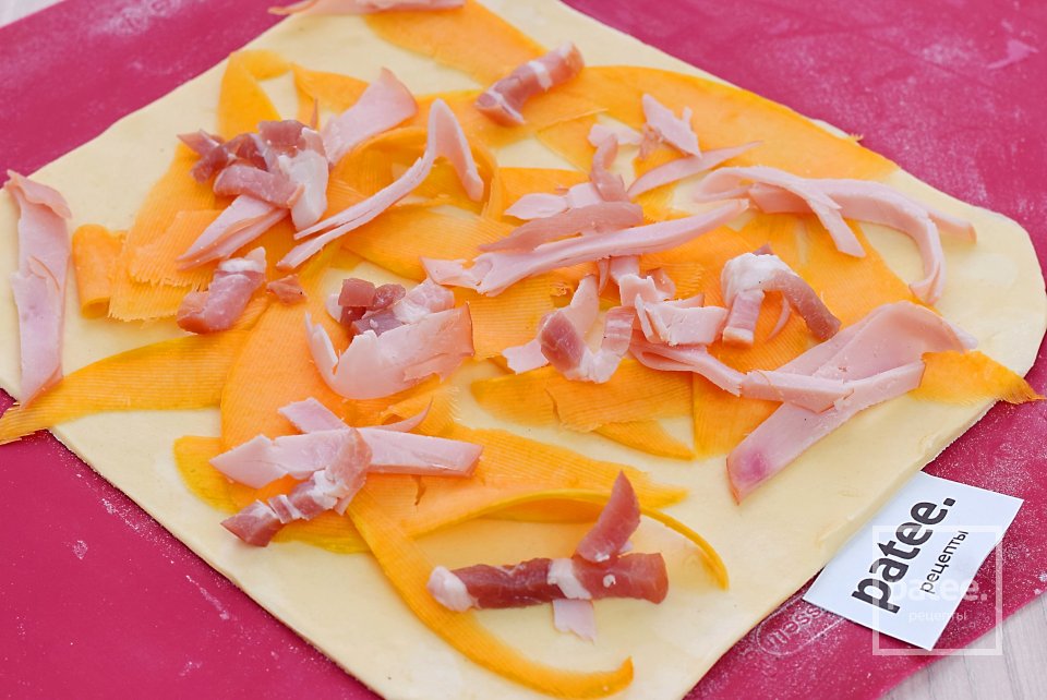 Быстрый пирог с тыквой и копченостями из слоеного теста - Шаг 7