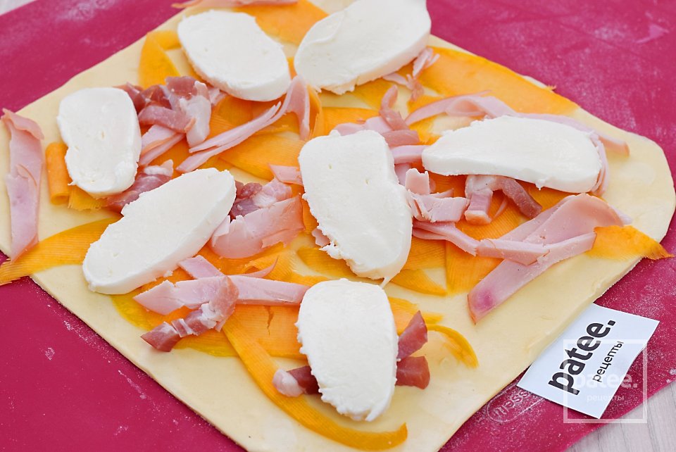 Быстрый пирог с тыквой и копченостями из слоеного теста - Шаг 9