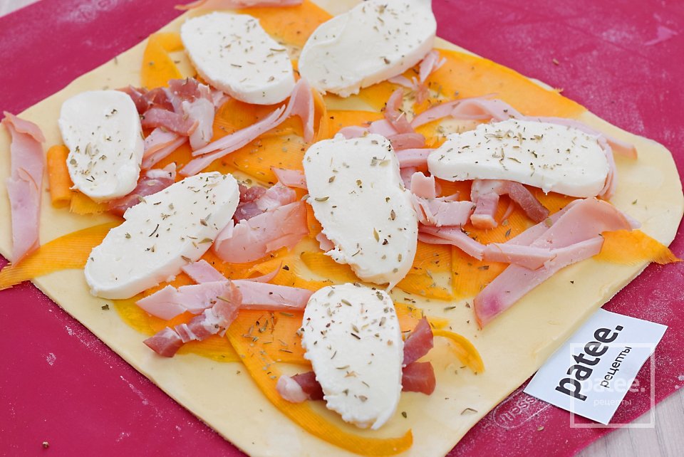 Быстрый пирог с тыквой и копченостями из слоеного теста - Шаг 10