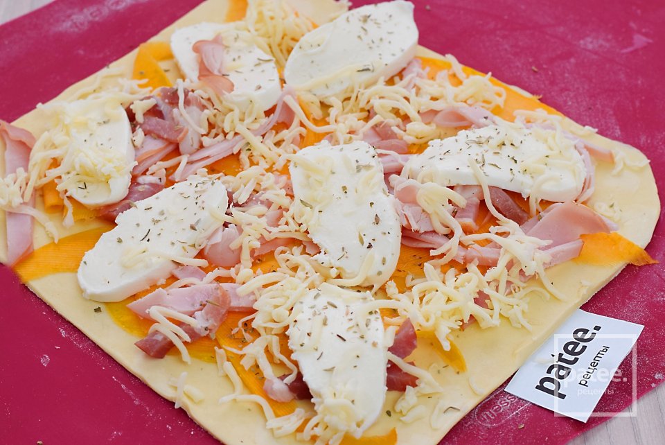 Быстрый пирог с тыквой и копченостями из слоеного теста - Шаг 11