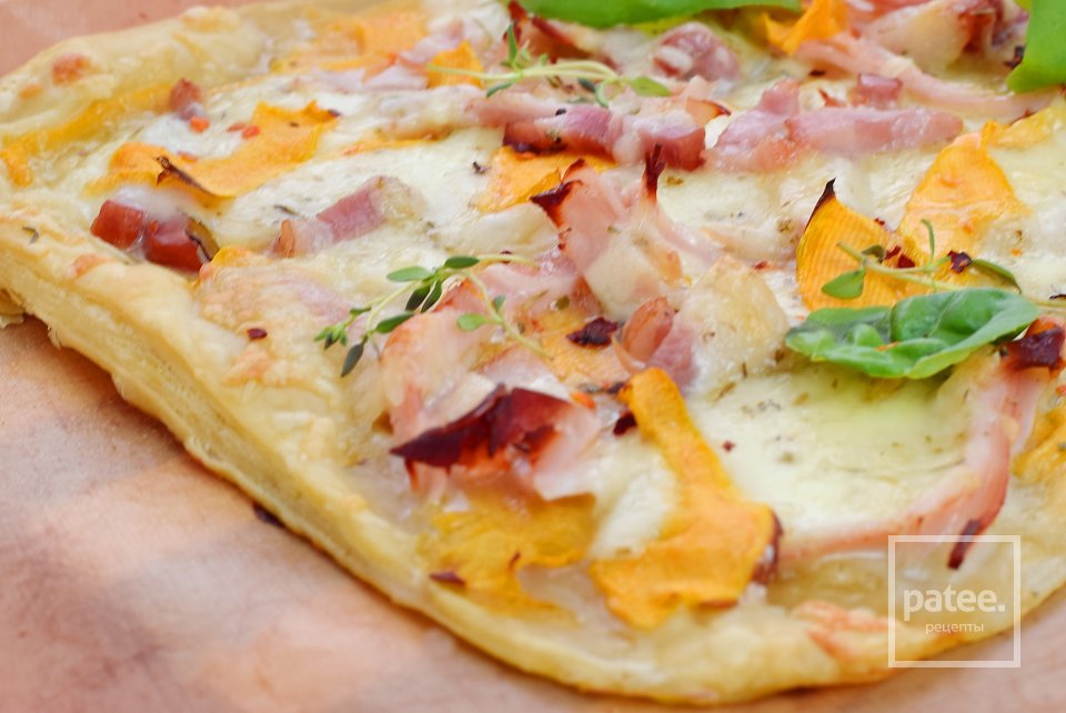 Быстрый пирог с тыквой и копченостями из слоеного теста - Шаг 12