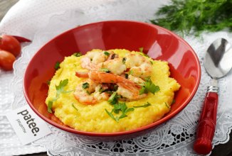 Кукурузная каша с креветками и беконом