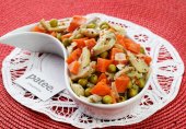 Теплый салат с морковью, грибами и зеленым горошком