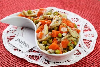 Теплый салат с морковью, грибами и зеленым горошком