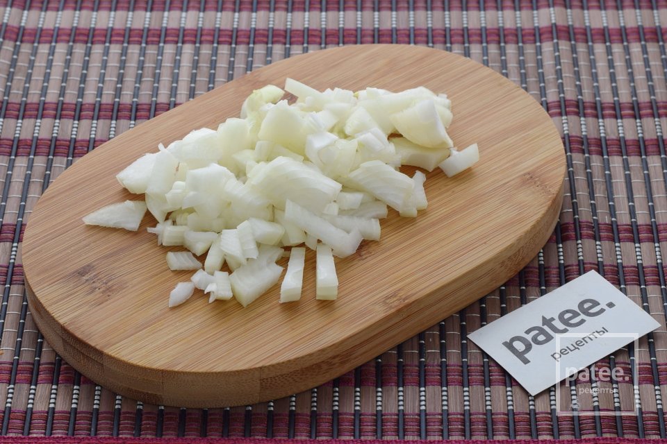 Теплый салат с морковью, грибами и зеленым горошком - Шаг 3