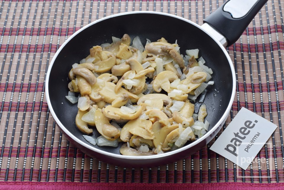 Теплый салат с морковью, грибами и зеленым горошком - Шаг 5